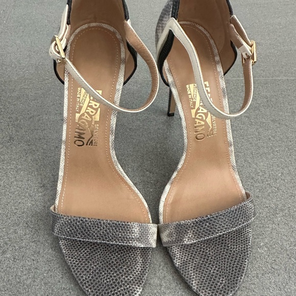 SALVATORE FERRAGAMO Glad
Gray White Lizard Leather Pump
Heels - Picture 6 of 10